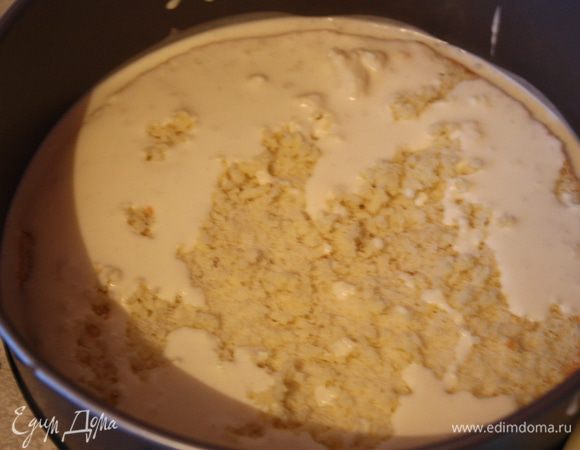 В форму кладем бисквит,его нужно немного подрезать,чтобы он был на 1 см меньше формы и начинаем выкладывать крем,сначала в бортики,а потом сверху.