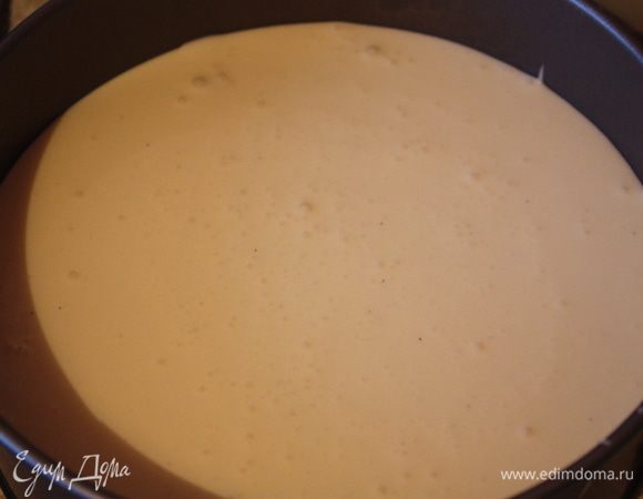 Выливаем примерно половину крема. Если крем жидковат.то ставим на 30 минут в холодильник,чтобы он схватился.