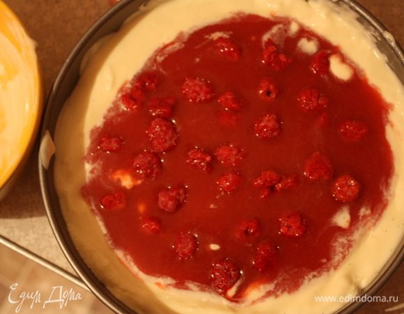 Извиняюсь за качество фото. Уже стемнело) Теперь выкладываем кремом бортики,примерно см в 1,5-2 и в середину выкладываем наше желе,туда выкладывем оставленные ягоды.Убираем в холодильник на 20 минут.