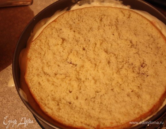 Достаем,выкладываем сверху также обрезанный бисквит,и выливаем сверху оставшийся крем. У меня все влезло только-только. убираем на ночь в холодильник.