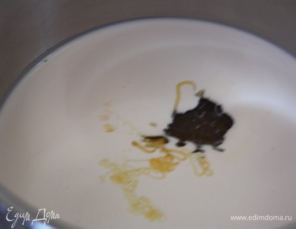 Доведите сливки с медом почти до кипения. 