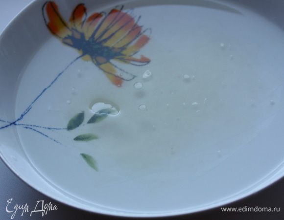 Теперь глазурь. замачиваем желатин (я использовала листовой)