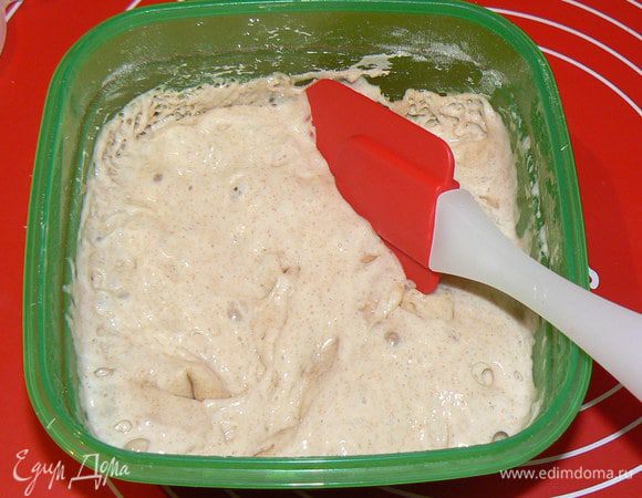 Из стартера, воды и муки приготовить закваску. Оставить на 10-12 часов.