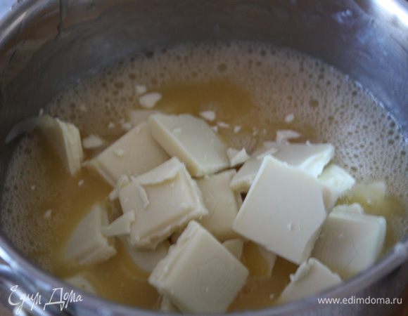 добавляем сухое молоко и диоксид титана (я использовала разведенный в воде кандурин,совсем немного),потом белый шоколад.