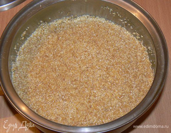 Крупу залить залить водой (70°). Закрыть и оставить для замачивания.
Оставить на ночь, вместе с закваской.