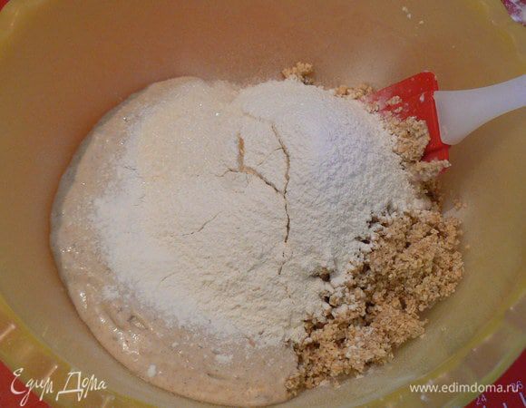 добавить муку.