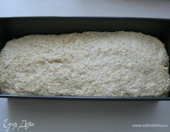 Затем тесто еще раз вымесить, сформировать буханку и уложить в форму.