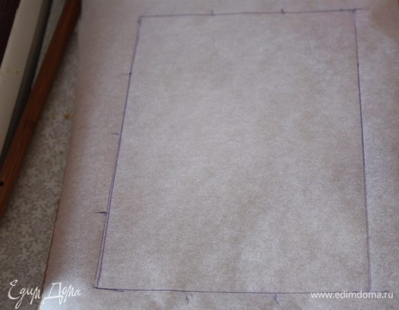 Теперь занимаемся подготовкой к украшению.Я делала плитки из белого шоколада.Сначала на пергаменте нарисуем прямоугольник и что еще захотите.