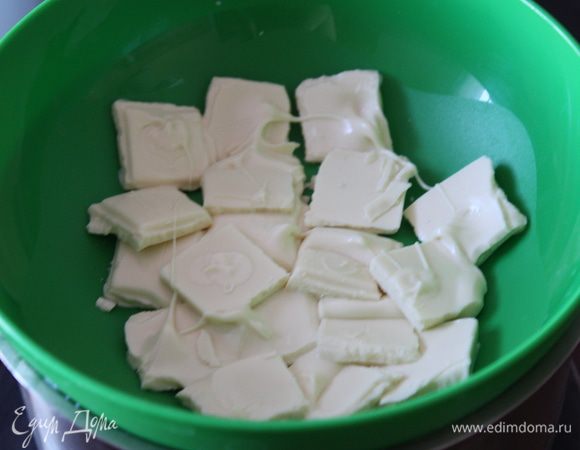 Поставим топиться шоколад на водяную баню.