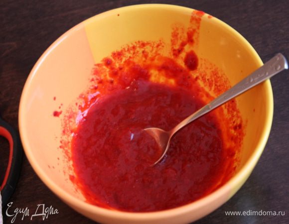 Я взяла немного замороженных ягод и сделала пюре.Там клубника,малина и смородина. несколько ягод смородины оставила для украшения.