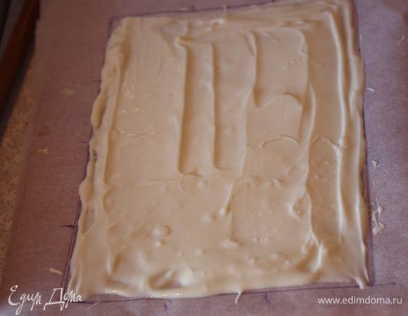 На пергамент наносим шоколад,аккуратно разглаживая лопаткой.