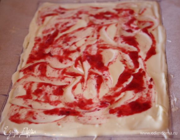 Теперь наносим несколько капель пюре и размазываем лопаткой.