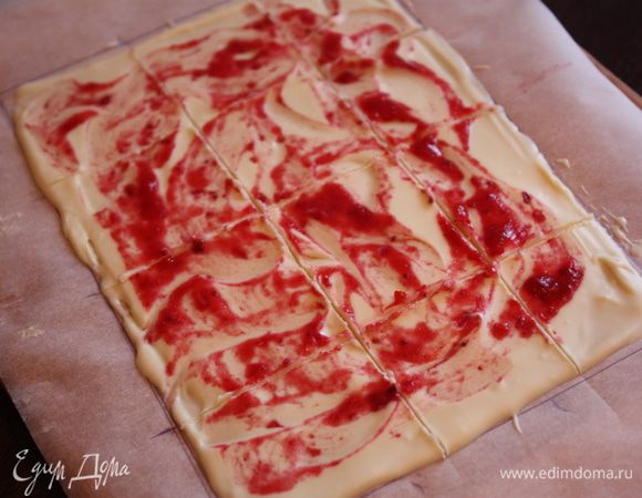 Отправляем все в холодильник на 15 минут,чтобы шоколад стал матовым,но еще не застыл. достаем и нарезаем на квадратики,нужной нам формы.Снова ставим в холодильник примерно минут на 40.