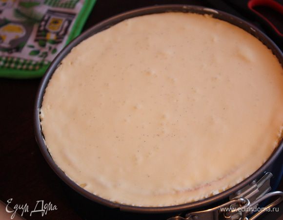 Тем временем займемся глазурью. Пройдитесь тонким и длинным ножом между бортиками и муссом, снимите их и достаньте торт!