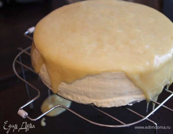 Выливаем глазурь в середину торта и ждем,пока она стечет Я немного "призадумалась" с глазурью,все таки первый опыт,передержала,она начала у меня застывать,и легла неровно. Мне пришлось горячим ножом выравнивать поверхность.