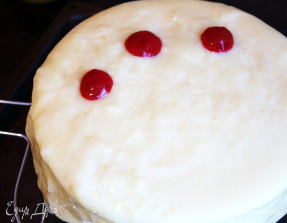 На глазурь,пока она не застыла наносим каплями пюре и лопаткой размазываем,делая полукруг.Как у оригинального мастера.