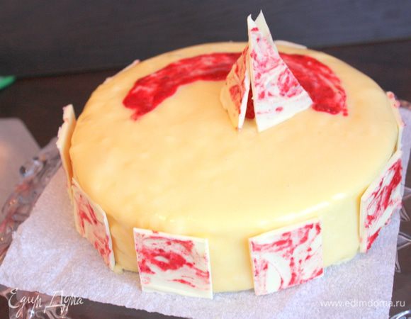 На полукруг кладем ягоды смородины (ну или какие есть у вас), рядом я поставила ягодку клубники,а вокруг нее поставила шоколадные плитки. 