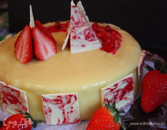 Также я разрезала клубнику на дольки и поставила спинкой друг к дружке,немного подрезав у них основания,чтобы лучше стояли. По окружности торта приклеила получившиеся шоколадные плитки.