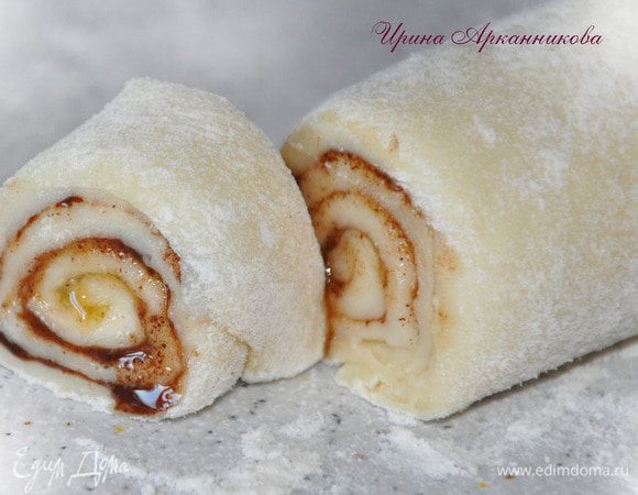 Свернуть в тугой рулет. Нарезать на порции. Выложить на пергамент, смазать яйцом с сахаром. Выпекать при 180 гр. около 30- 40 минут.
