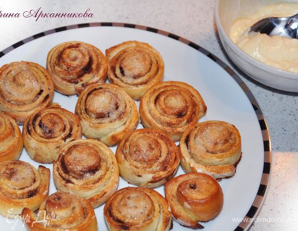 Крем-заливка: взбить растопленное масло,сахарную пудру и сливочный сыр.