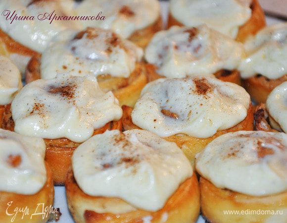 Полить горячие булочки кремом.

