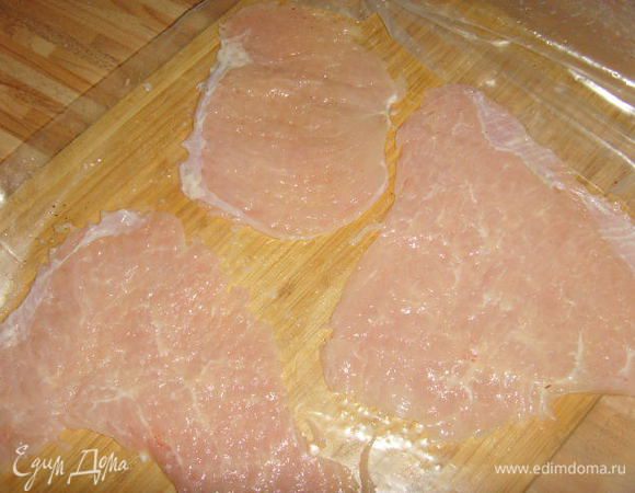 Куриное  филе порезать порционно, отбить, посолить, поперчить.