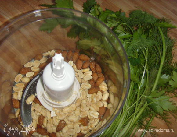 Орехи ( у меня миндаль и арахис) смолоть в блендере. Не в пыль.  Подготовленную зелень мелко порубить.