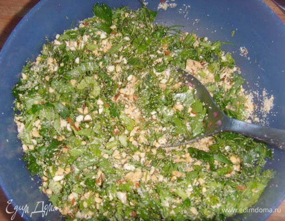 Смесь орехов и зелени посолить, поперчить, добавить 1 ст. л. оливкового масла.