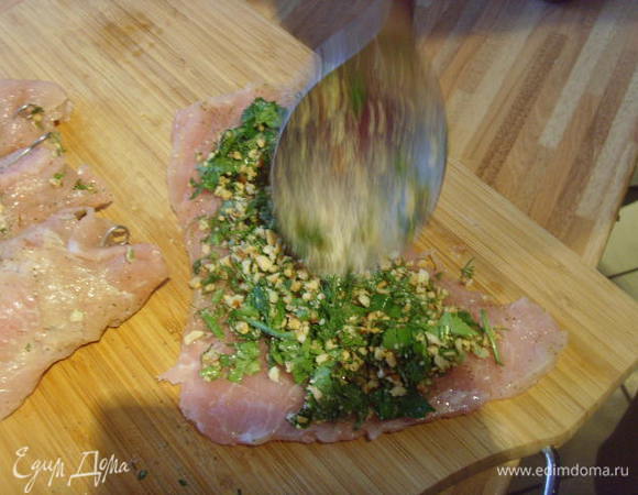 Наши  отбивные покрыть слоем ореховой смеси.  