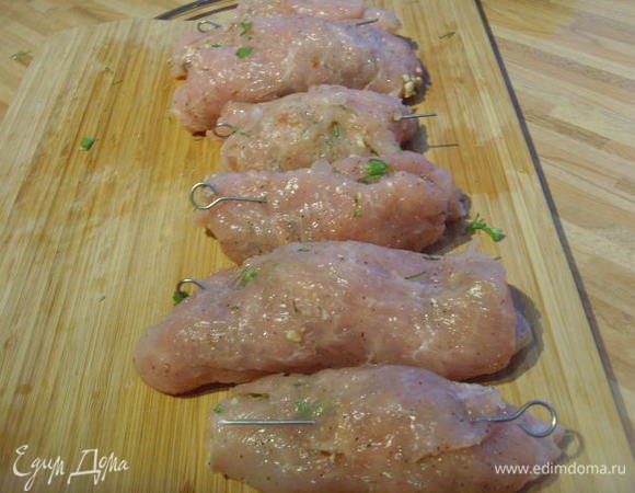 скрутить в рулетики и скрепить зубочистками. У меня спец. шпажки.