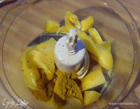 Остатки манго, как и оставшуюся мякоть с косточки взбить в блендере с добавлением карри, сахара, лимонного сока.