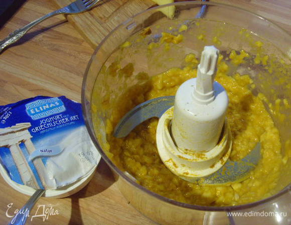 Соус поперчить, посолить по вкусу и смешать с йогуртом. Чем спелее манго, тем бархатнее консистенция соуса и богаче его вкус.