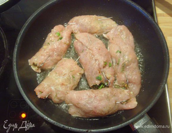 Рулеты обжарить на сковороде со всех сторон до золотистой корочки, отложить в сторону.