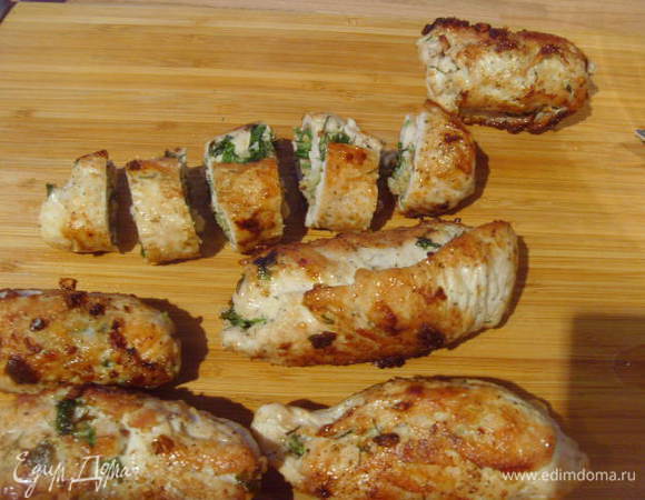 Немного остывшие рулеты порезать на кусочки см 2 в ширину.