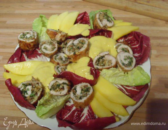 Выложить рулетики на салат, полить дрессингом.