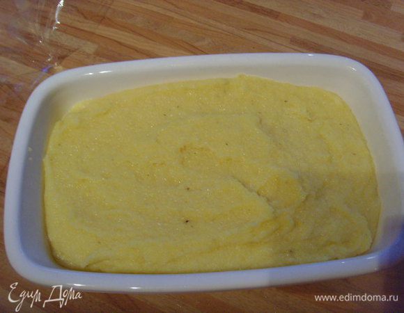 В этот раз я готовила блюдо на ужин, поэтому подавала с гарниром из поленты. Поленту заварить с вечера: на 4 стакана подсоленной и поперченой  кипящей воды 1 стакан поленты, всыпать постепенно, постоянно помешивая. Варить до загустения. Снять с огня, переложить в четырёхугольную форму, оставить на ночь застывать. 