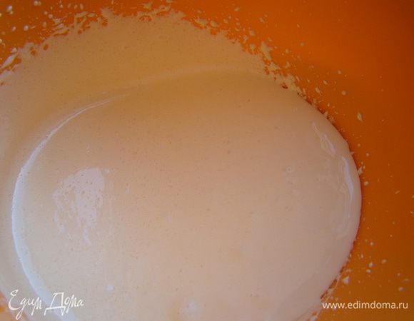 Желтки растереть/взбить с половиной порции сахара до исчезновения кристалликов сахара