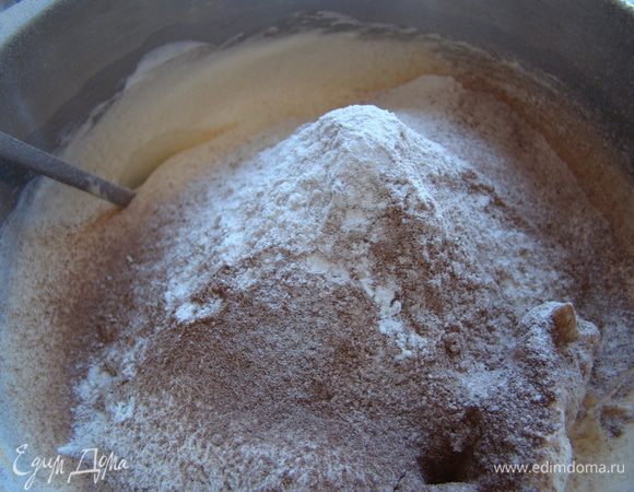 Просеять муку, какао 