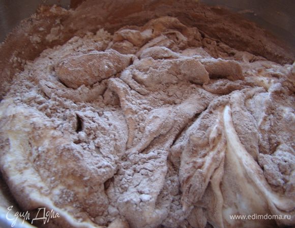 Аккуратно перемешать лопаткой снизу вверх