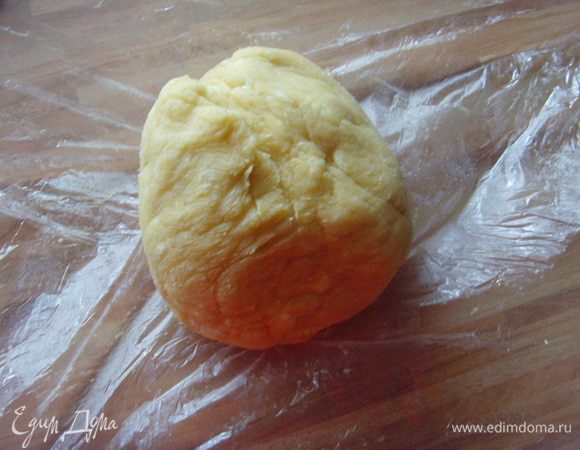 Из муки, 50 г сахара, яйца, 100 г масла и соли замесить песочное тесто, завернуть в  пищевую плёнку и поставить на 30 мин в холод.