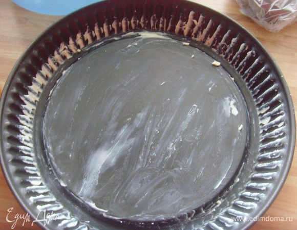 Форму для тарта диаметром 26 см смазать маслом.