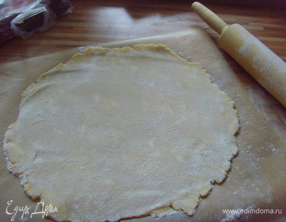  Тесто раскатать на посыпанной мукой поверхности диаметром в 28 см, выложить в форму, сделать бортики. отправить ещё на 15 мин. на холод. Тесто покрыть бумагой для выпечки, засыпать любыми бобовыми и выпекать в разогретой духовке около 15 мин. при 200°. Удалить бумагу с бобовыми и продолжать выпекать ещё 5-10 мин. Готовый корж охладить.