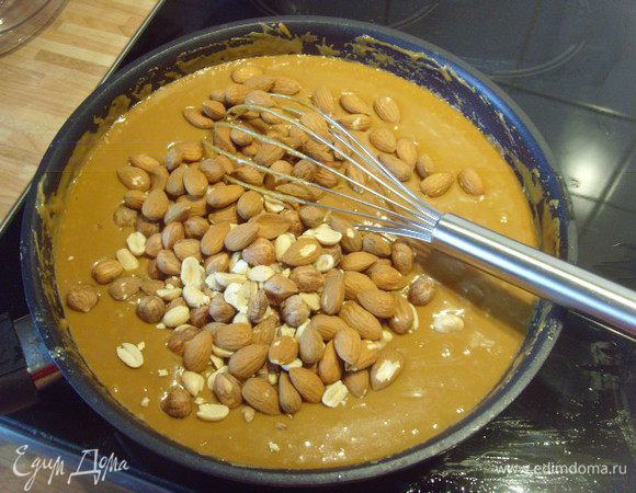 Сгущёнку смешать с 200 г  размягчённого мсала, добавить орехи, несколько орехов отложить для сервировки.