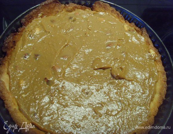 Крем из сгущёнки выложить в корж и поставмть на 1 час в холод.