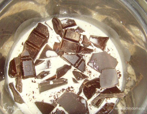 Растопить шоколад со сливками, ганашем покрыть тарт, поставить на 2 часа охлаждаться.