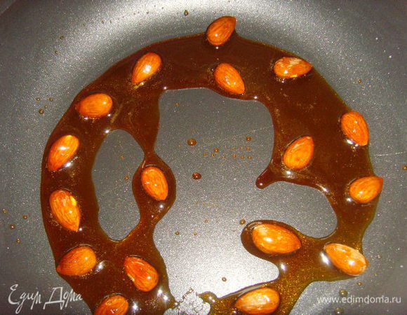 30 г сахара растопть. В карамели обвалять оставшиеся орехи, украсить ими тарт.