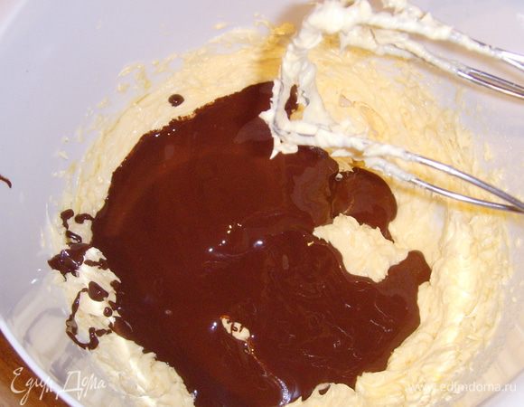 Добавить растопленый шоколад.