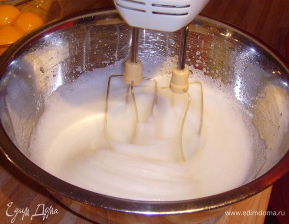 Взбить белки с добавлением щепотки соли.