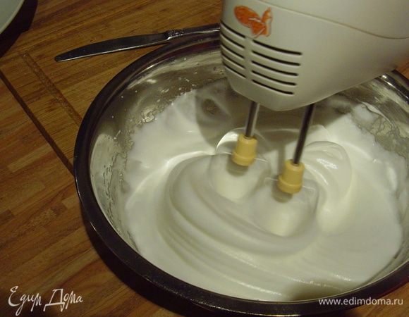 Постепенно добавляя оставшийся сахар, взбить белки до гладкой, блестящей пены.