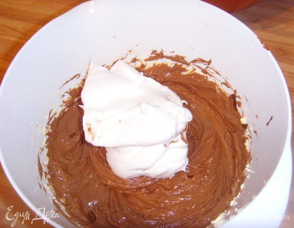 Взбитые белки энергично смешать с масляно-шоколадной массой.